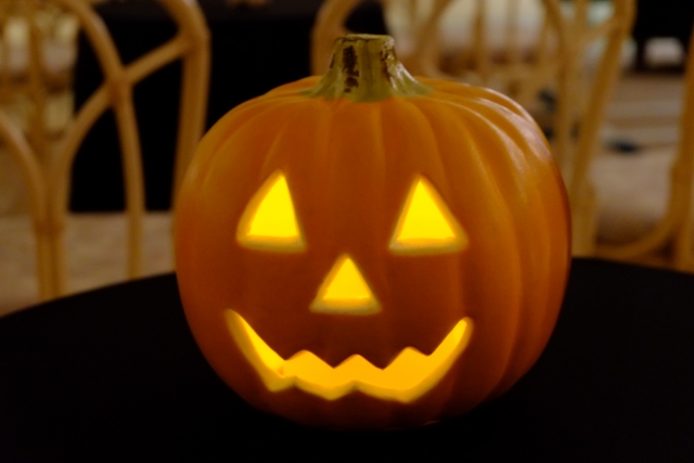 ハロウィンの雰囲気を目いっぱい楽しむ オレンジかぼちゃのランタンの作り方と保存方法 双子ままの日々のコト