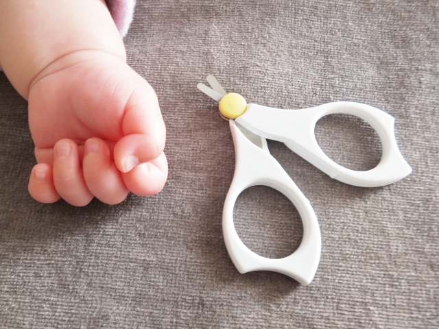 赤ちゃんの爪切りに大人用はいつから 切り方のコツと切る頻度は 双子ままの日々のコト