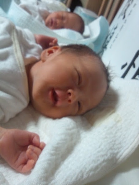 新生児の赤ちゃんが笑うのはいつから 新生児微笑と笑顔の違いは キューキュー鳴くのは何 双子ままの日々のコト