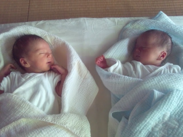 新生児の赤ちゃんが笑うのはいつから 新生児微笑と笑顔の違いは キューキュー鳴くのは何 双子ままの日々のコト
