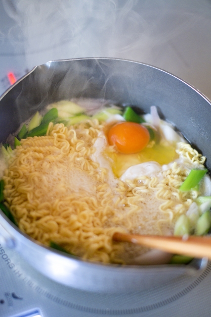 インスタントラーメンって子供はいつから食べてもいいの 悪影響や注意点も 双子ままの日々のコト